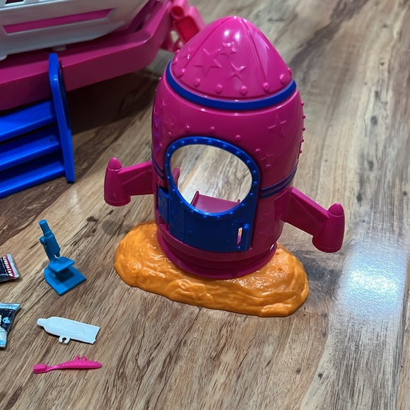 Barbie Space Discovery Space Station Playset - Picture 4 of 8